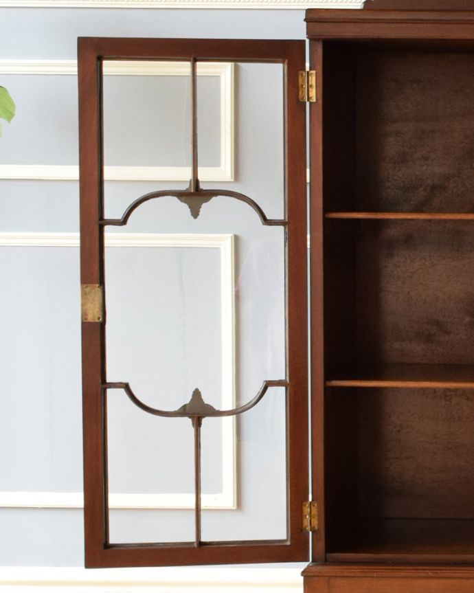 アンティークのキャビネット　アンティーク家具　アンティークの収納家具、たっぷり入る優雅なデザインのガラスブックケース（本棚）。扉には繊細な木製の装飾が付いています。(k-1495-f)