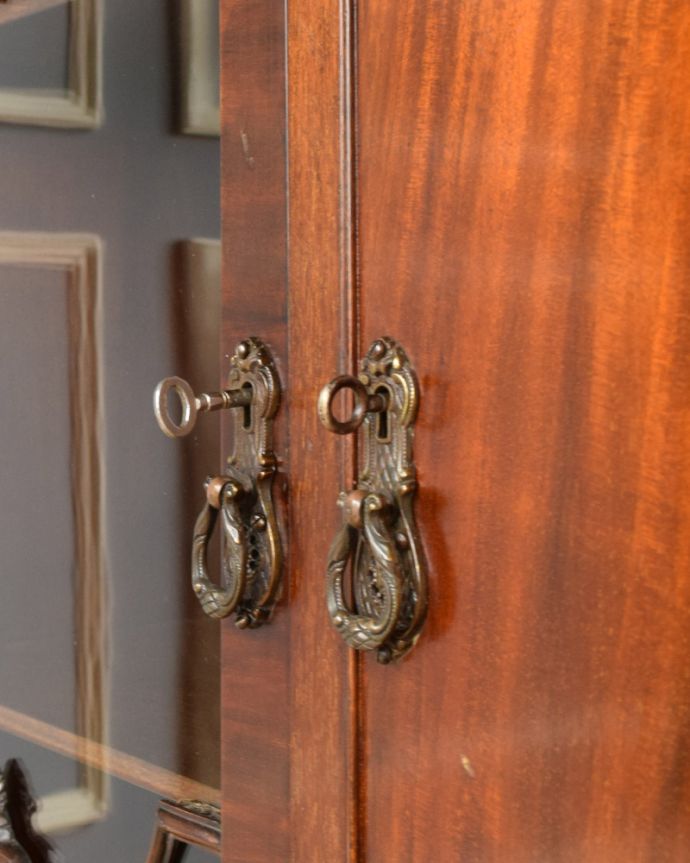 アンティークのキャビネット　アンティーク家具　アンティークの収納家具、たっぷり入る優雅なデザインのガラスブックケース（本棚）。アンティークならではの重厚感のある取っ手です。(k-1495-f)