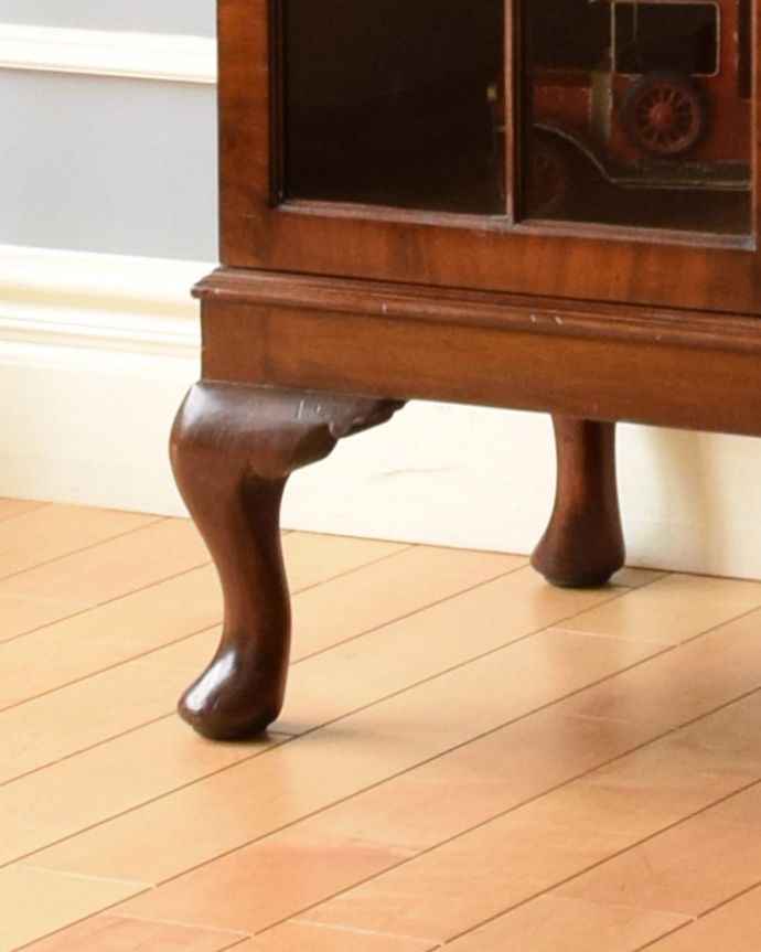 アンティークのキャビネット　アンティーク家具　アンティークの収納家具、たっぷり入る優雅なデザインのガラスブックケース（本棚）。安定感のある脚がしっかり支えます。(k-1495-f)