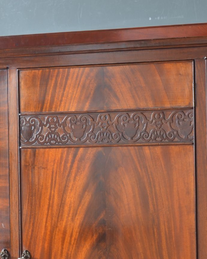 アンティークのキャビネット　アンティーク家具　アンティークの収納家具、たっぷり入る優雅なデザインのガラスブックケース（本棚）。扉のワンポイントの装飾がとってもステキ！英国の家具らしい重厚感があります。(k-1495-f)