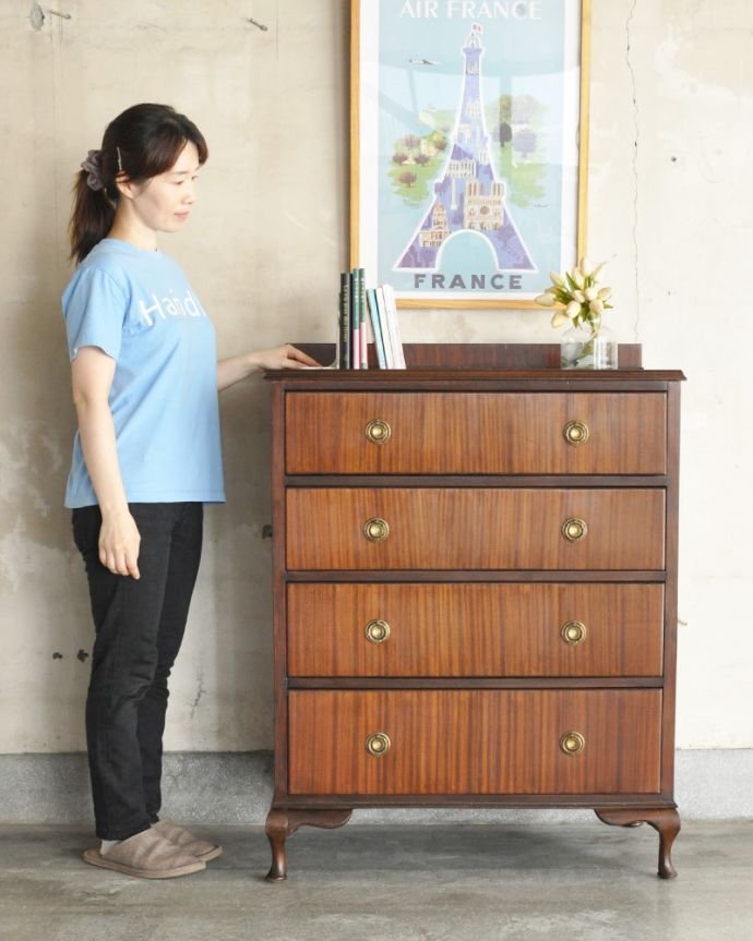 アンティークのチェスト　アンティーク家具　美しいマホガニー材の木目がキレイ・・・たっぷり収納できるアンティークチェスト（整理ダンス）。品のあるマホガニー材の木目。(k-1497-f)