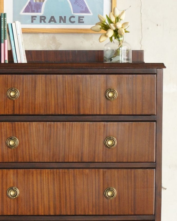 アンティークのチェスト　アンティーク家具　美しいマホガニー材の木目がキレイ・・・たっぷり収納できるアンティークチェスト（整理ダンス）。落ち着きがあって高級な印象を与えてくれます。(k-1497-f)