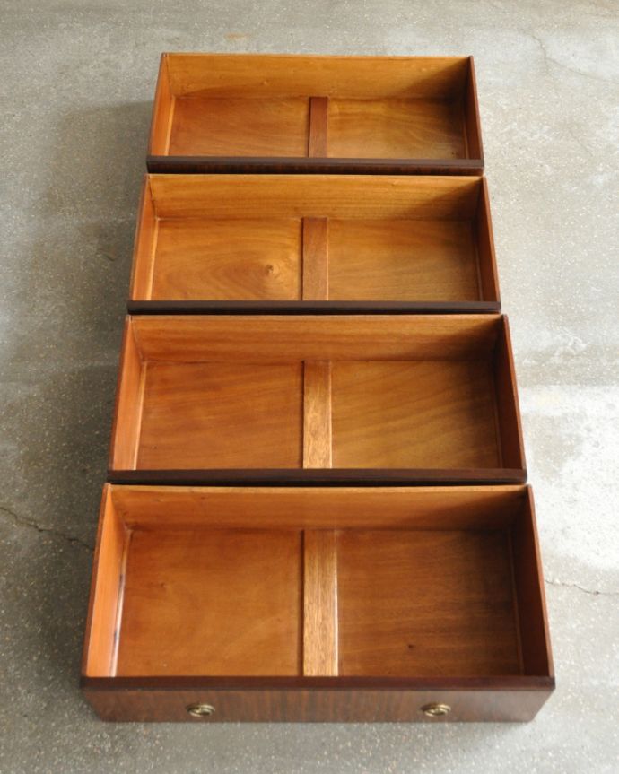 アンティークのチェスト　アンティーク家具　美しいマホガニー材の木目がキレイ・・・たっぷり収納できるアンティークチェスト（整理ダンス）。引き出しは４杯。(k-1497-f)