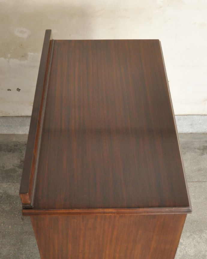 アンティークのチェスト　アンティーク家具　美しいマホガニー材の木目がキレイ・・・たっぷり収納できるアンティークチェスト（整理ダンス）。天板も木目がキレイです。(k-1497-f)