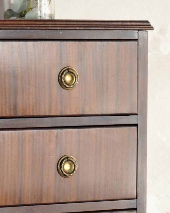 アンティークのチェスト　アンティーク家具　美しいマホガニー材の木目がキレイ・・・たっぷり収納できるアンティークチェスト（整理ダンス）。チェストの表情を豊かにしてくれる美しい木目。(k-1497-f)