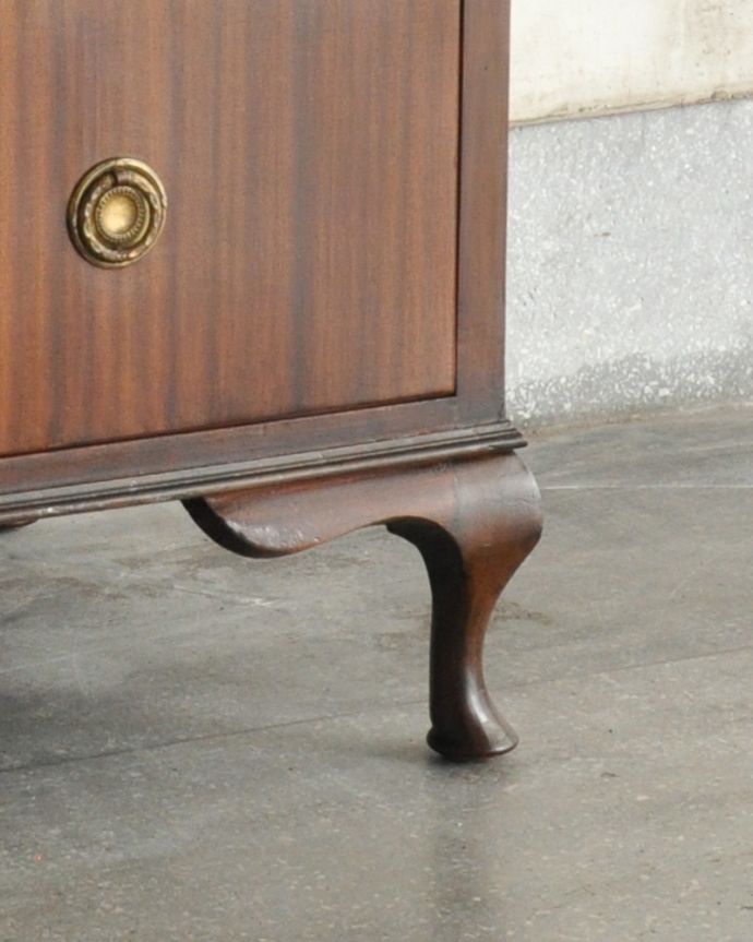 アンティークのチェスト　アンティーク家具　美しいマホガニー材の木目がキレイ・・・たっぷり収納できるアンティークチェスト（整理ダンス）。上品なラインの脚がしっかりとキャビネットを支えます。(k-1497-f)