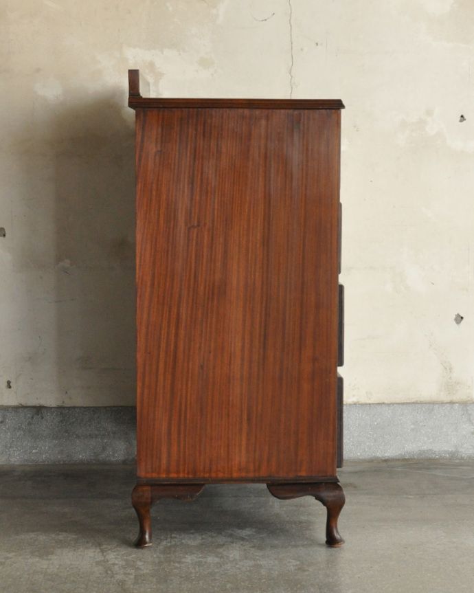 アンティークのチェスト　アンティーク家具　美しいマホガニー材の木目がキレイ・・・たっぷり収納できるアンティークチェスト（整理ダンス）。サイドから見ても絵になります。(k-1497-f)