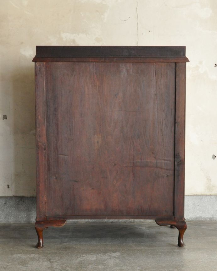 アンティークのチェスト　アンティーク家具　美しいマホガニー材の木目がキレイ・・・たっぷり収納できるアンティークチェスト（整理ダンス）。アンティークは新品ではないので、もちろん経年変化によるキズはありますが、専門の職人が目立たないようキレイにお直しをしているので、後姿までキレイです。(k-1497-f)