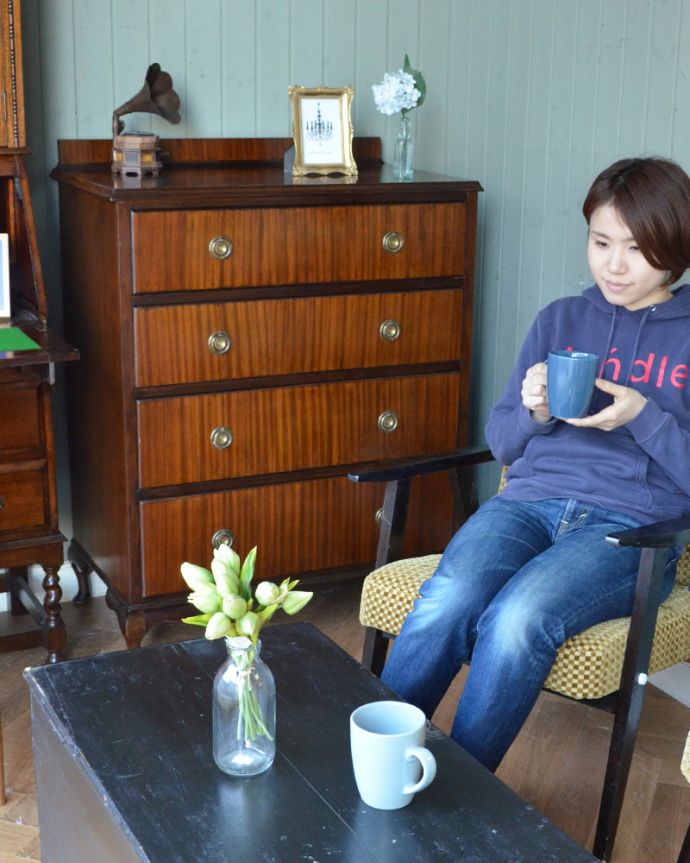 アンティークのチェスト　アンティーク家具　美しいマホガニー材の木目がキレイ・・・たっぷり収納できるアンティークチェスト（整理ダンス）。リビングの片隅でも存在感を放つ美しさちょっと空いているリビングのスペースに置いてみても、美しすぎるマホガニー材の木目に惹かれます。(k-1497-f)