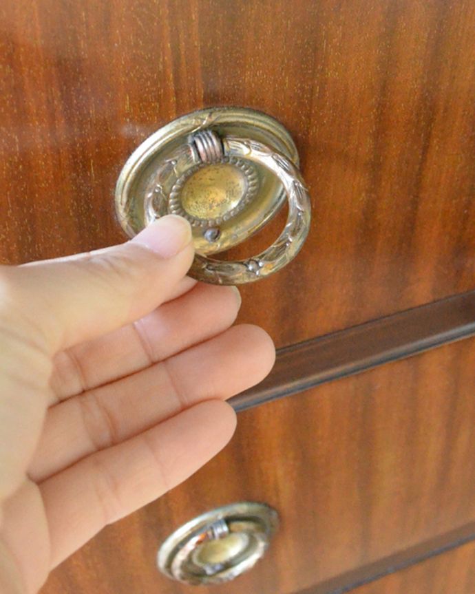 アンティークのチェスト　アンティーク家具　美しいマホガニー材の木目がキレイ・・・たっぷり収納できるアンティークチェスト（整理ダンス）。凝っていて高級感があるオシャレな取っ手です。(k-1497-f)