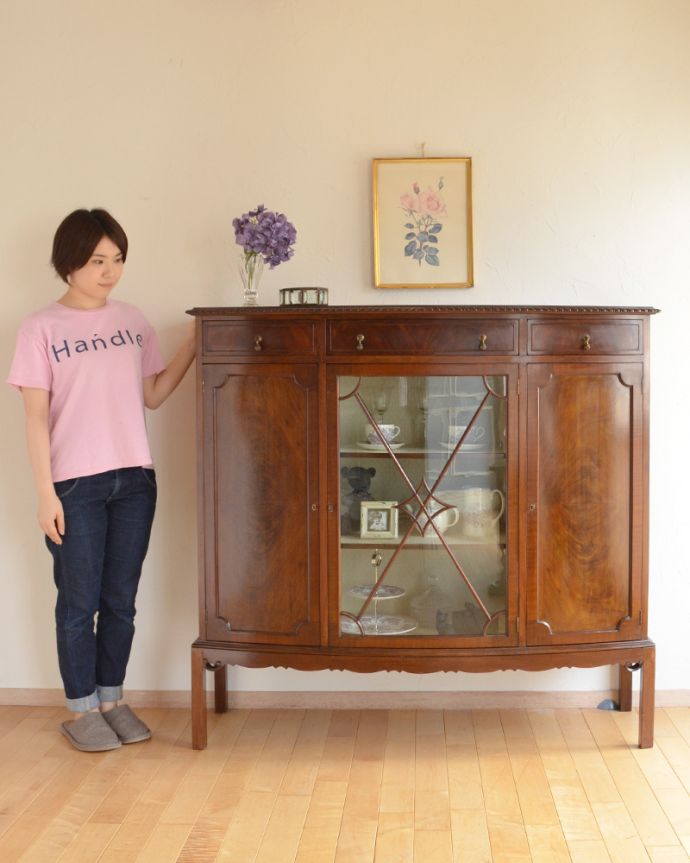 アンティークのキャビネット　アンティーク家具　英国デザインのアンティーク家具、装飾が美しいガラス戸付きのブックケース（本棚）。こんなキレイなキャビネットがあったら、開く度に幸せな気持ちになります。(k-1498-f)