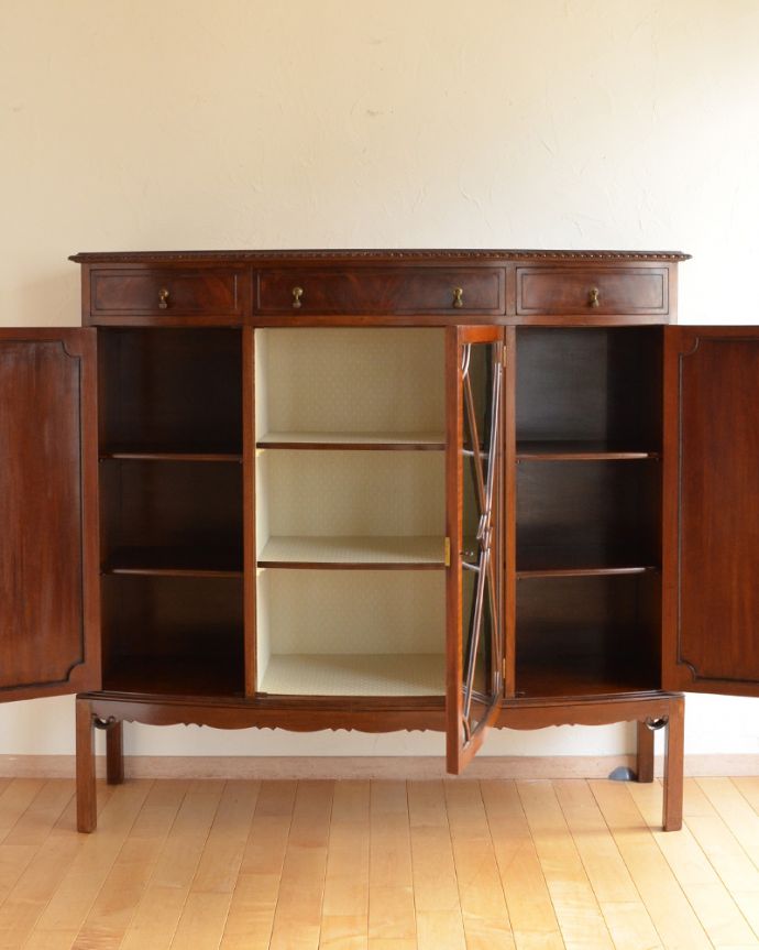 アンティークのキャビネット　アンティーク家具　英国デザインのアンティーク家具、装飾が美しいガラス戸付きのブックケース（本棚）。食器や写真立て、本やDVDなどなど、たくさん飾ればディスプレイの幅が広がります！ガラスが大きいので、中に飾ったものがいい感じに見えてオシャレになります。(k-1498-f)