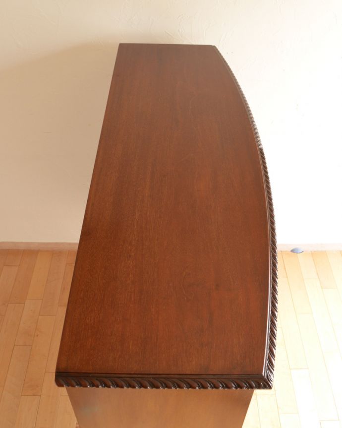 アンティークのキャビネット　アンティーク家具　英国デザインのアンティーク家具、装飾が美しいガラス戸付きのブックケース（本棚）。天板もピカピカにお直ししました。(k-1498-f)