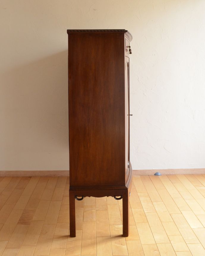 アンティークのキャビネット　アンティーク家具　英国デザインのアンティーク家具、装飾が美しいガラス戸付きのブックケース（本棚）。横から見てもピカピカです。(k-1498-f)