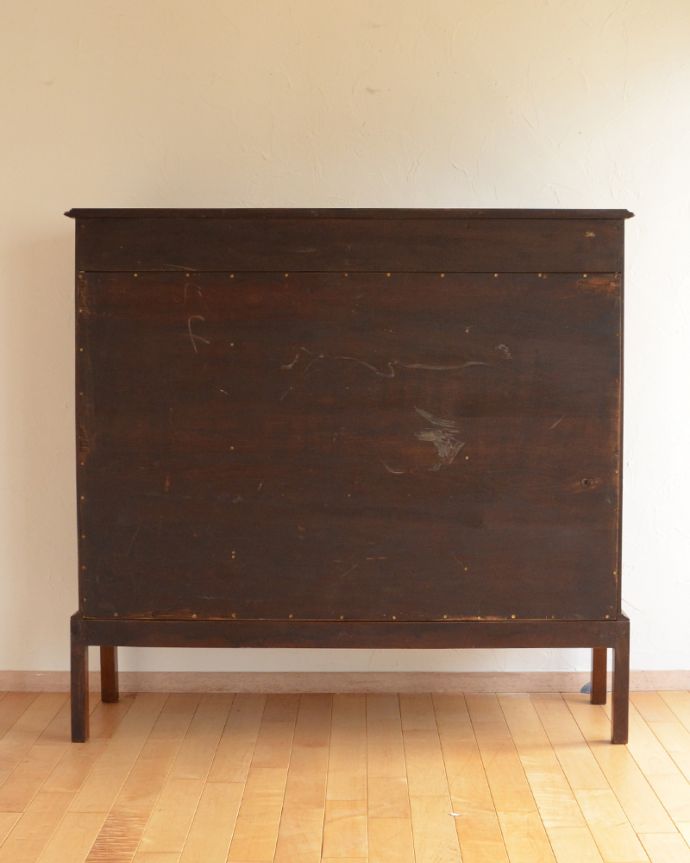 アンティークのキャビネット　アンティーク家具　英国デザインのアンティーク家具、装飾が美しいガラス戸付きのブックケース（本棚）。キチンとメンテナンスしてあるので、裏側もキレイです。(k-1498-f)