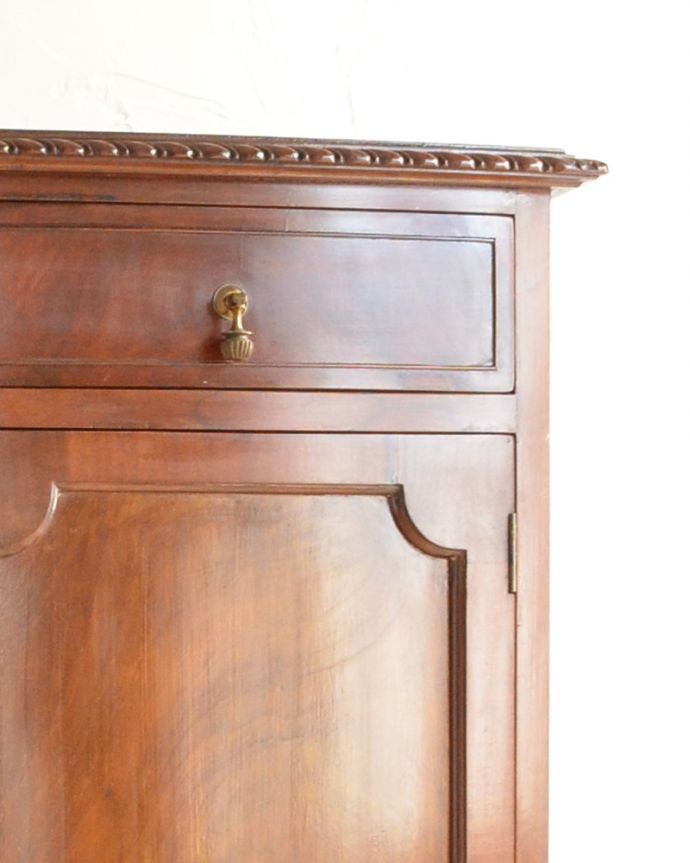 アンティークのキャビネット　アンティーク家具　英国デザインのアンティーク家具、装飾が美しいガラス戸付きのブックケース（本棚）。扉の一枚一枚に装飾が入っていて、とってもステキ！英国の家具らしい重厚感があります。(k-1498-f)