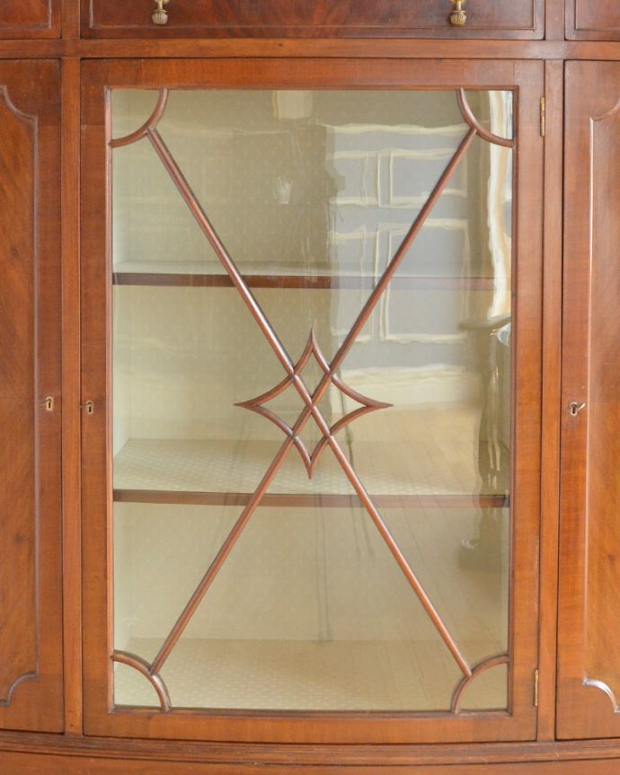 アンティークのキャビネット　アンティーク家具　英国デザインのアンティーク家具、装飾が美しいガラス戸付きのブックケース（本棚）。扉には繊細な木製の装飾が付いています。(k-1498-f)