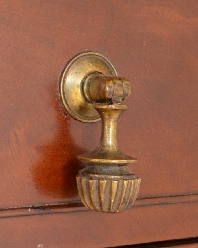 アンティークのキャビネット　アンティーク家具　英国デザインのアンティーク家具、装飾が美しいガラス戸付きのブックケース（本棚）。引き出しは、アンティークならではの重厚感のあるドロップタイプの取っ手です。(k-1498-f)