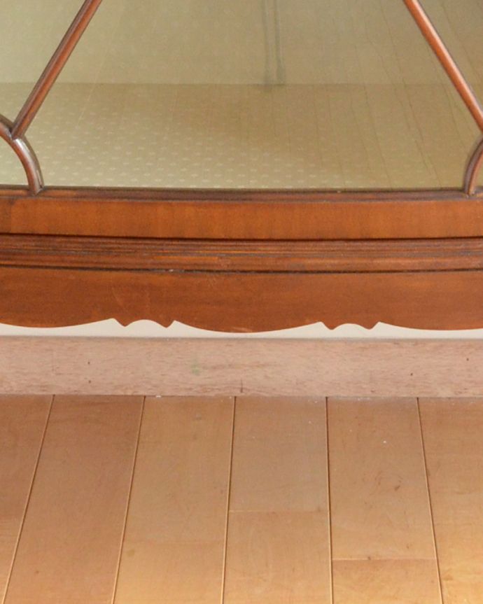 アンティークのキャビネット　アンティーク家具　英国デザインのアンティーク家具、装飾が美しいガラス戸付きのブックケース（本棚）。脚元にもおシャレな装飾。(k-1498-f)