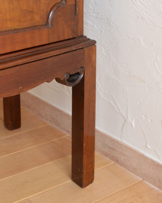 アンティークのキャビネット　アンティーク家具　英国デザインのアンティーク家具、装飾が美しいガラス戸付きのブックケース（本棚）。安定感のある脚がしっかり支えます。(k-1498-f)