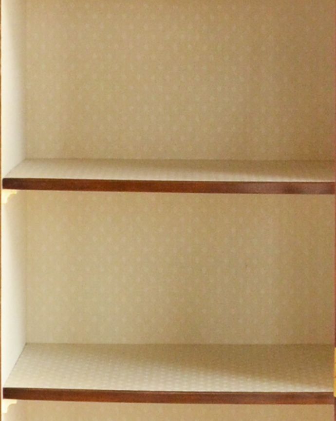 アンティークのキャビネット　アンティーク家具　英国デザインのアンティーク家具、装飾が美しいガラス戸付きのブックケース（本棚）。中央のガラス扉内には、クロスが貼られています。(k-1498-f)