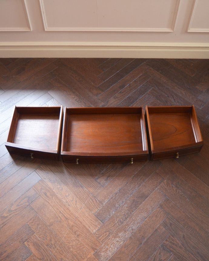 アンティークのキャビネット　アンティーク家具　英国デザインのアンティーク家具、装飾が美しいガラス戸付きのブックケース（本棚）。引き出しは３杯。(k-1498-f)