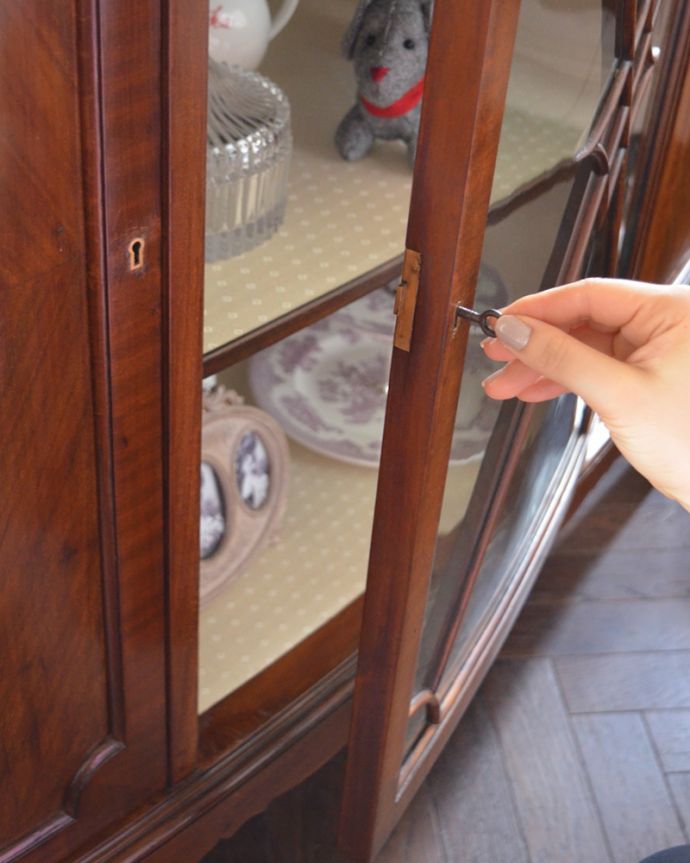 アンティークのキャビネット　アンティーク家具　英国デザインのアンティーク家具、装飾が美しいガラス戸付きのブックケース（本棚）。鍵を引っ掛けて取っ手のようにして開閉してください。(k-1498-f)