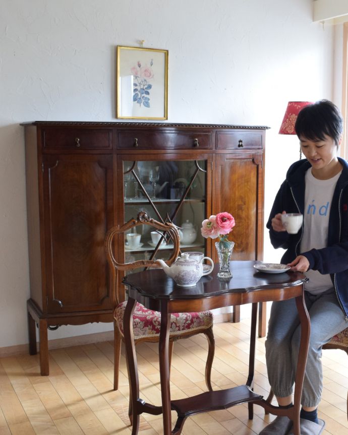 アンティークのキャビネット　アンティーク家具　英国デザインのアンティーク家具、装飾が美しいガラス戸付きのブックケース（本棚）。ダイニングでもリビングでも･･･このステキなキャビネットは、正直、場所を問わずどこに置いても似合う！ダイニングではカップボードとして、お気に入りの食器を飾りながら収納。(k-1498-f)