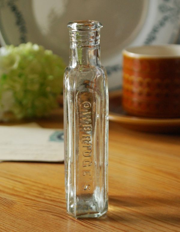 アンティーク雑貨　並べて可愛いアンティークガラスボトル「LUNG TONIC」。厚みのあるガラスは、光が差し込むとこんなにもキラキラと美しいんです！ぜひ、窓辺で楽しんでいただきたいですね。(k-1498-z)