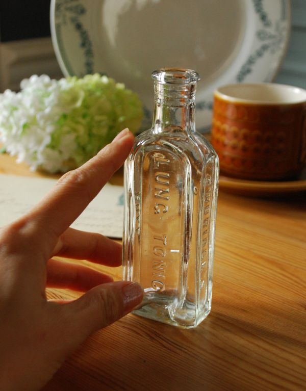 アンティーク雑貨　並べて可愛いアンティークガラスボトル「LUNG TONIC」。いろんな大きさや形のものが見つかるガラスボトル。(k-1498-z)