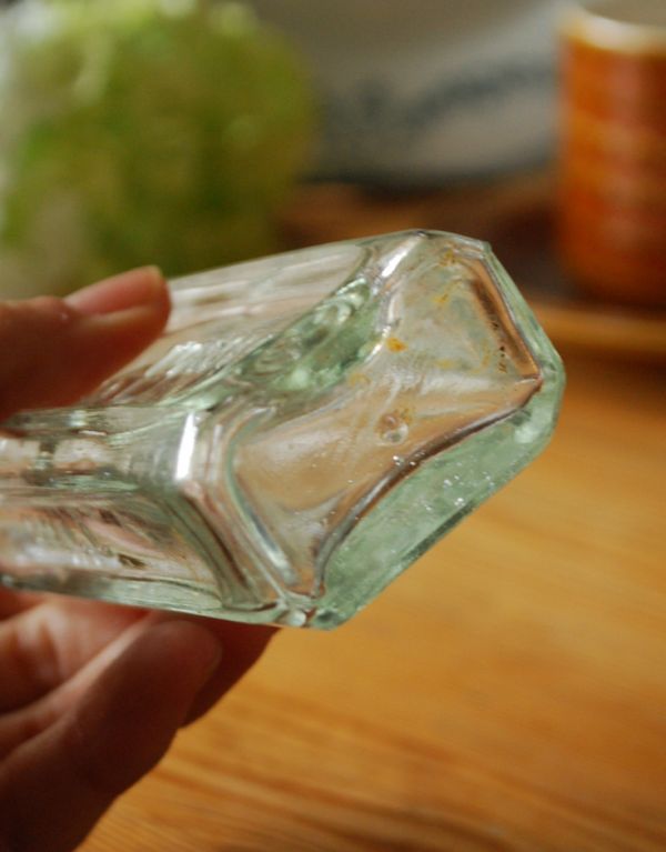 アンティーク雑貨　並べて可愛いアンティークガラスボトル「LUNG TONIC」。アンティークのため、多少の欠け・傷がある場合がありますが、使用上問題はありませんので、ご了承下さい。(k-1498-z)