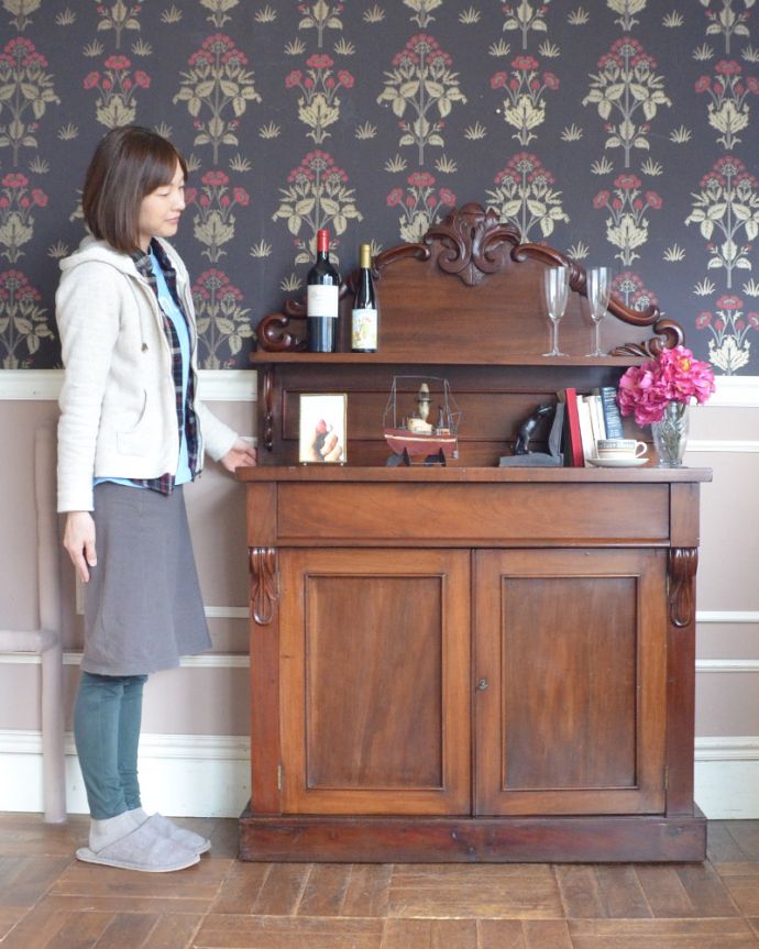 北欧キャビネット　アンティーク家具　気品あるアンティーク英国家具、棚が付いたサイドボード（シーフォニア）。落ち着きがあって高級な印象を与えてくれます。(k-1499-f)