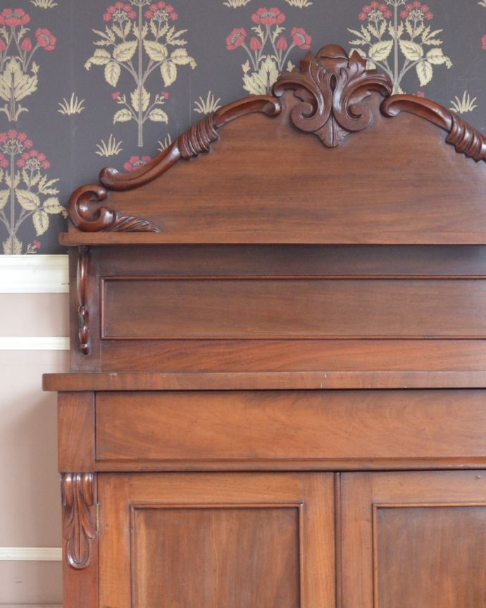 北欧キャビネット　アンティーク家具　気品あるアンティーク英国家具、棚が付いたサイドボード（シーフォニア）。リビングに。(k-1499-f)