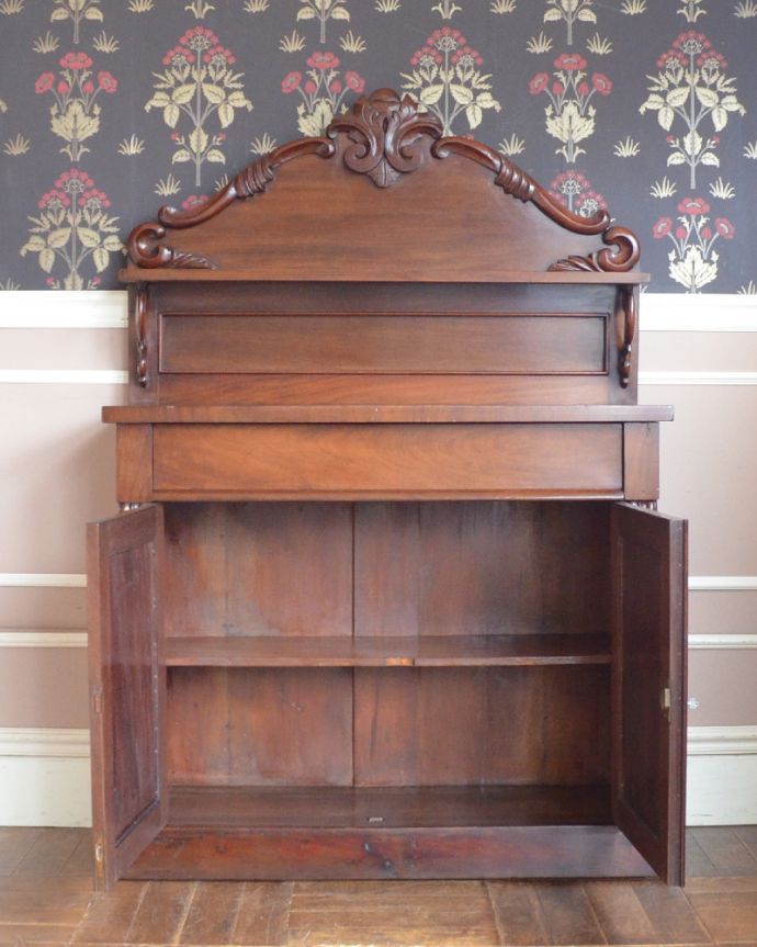 北欧キャビネット　アンティーク家具　気品あるアンティーク英国家具、棚が付いたサイドボード（シーフォニア）。扉を開くと、たっぷりの収納スペース。(k-1499-f)