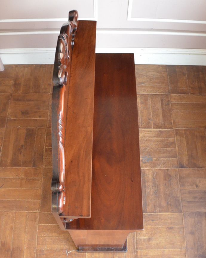 北欧キャビネット　アンティーク家具　気品あるアンティーク英国家具、棚が付いたサイドボード（シーフォニア）。広々した天板もキレイに塗装を仕上げました。(k-1499-f)