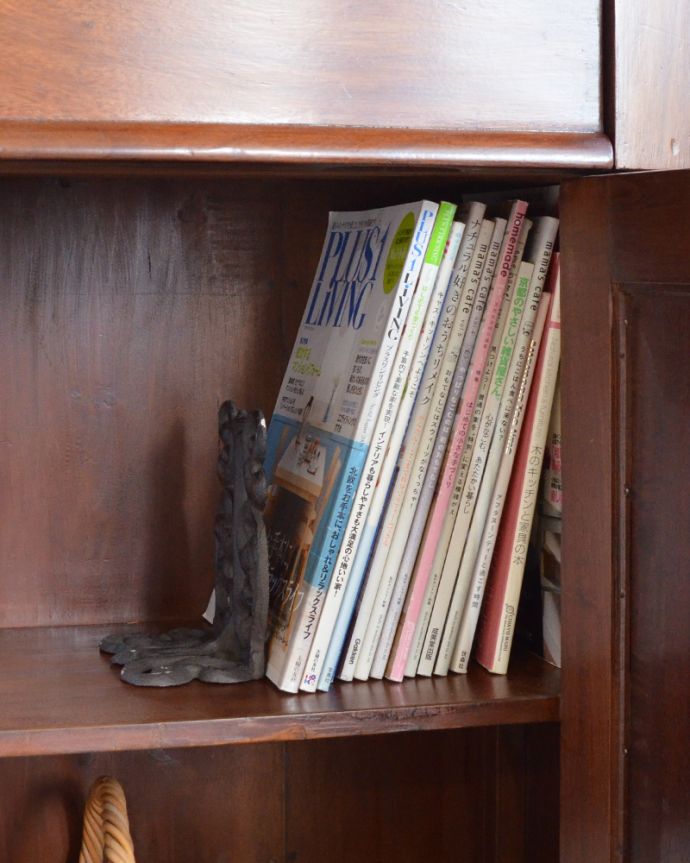 北欧キャビネット　アンティーク家具　気品あるアンティーク英国家具、棚が付いたサイドボード（シーフォニア）。本やファイルなどの収納もできます。(k-1499-f)