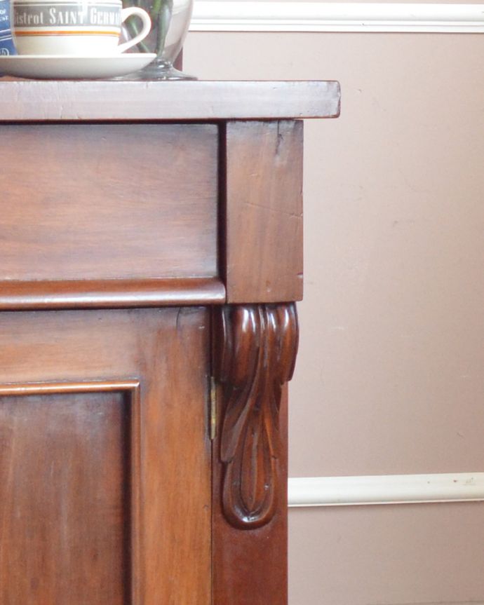 北欧キャビネット　アンティーク家具　気品あるアンティーク英国家具、棚が付いたサイドボード（シーフォニア）。キャビネットの角にも丁寧な彫りが刻まれています。(k-1499-f)