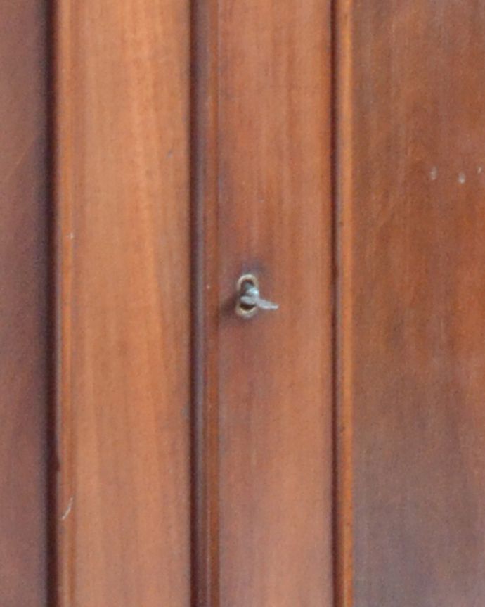 北欧キャビネット　アンティーク家具　気品あるアンティーク英国家具、棚が付いたサイドボード（シーフォニア）。鍵を引っ掛けて取っ手のようにして開閉してください。(k-1499-f)