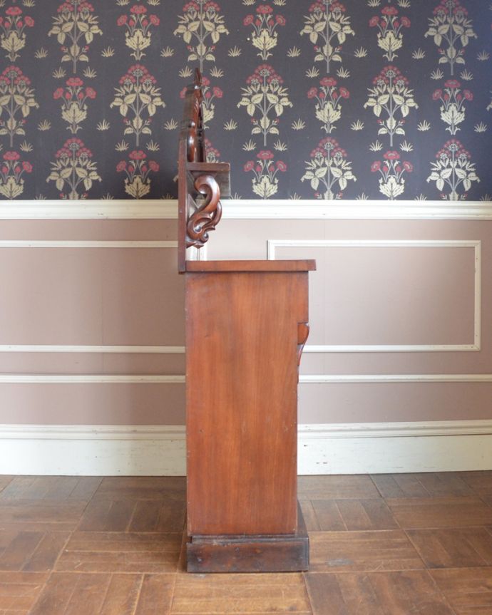 北欧キャビネット　アンティーク家具　気品あるアンティーク英国家具、棚が付いたサイドボード（シーフォニア）。サイドから見てもキレイな状態です。(k-1499-f)