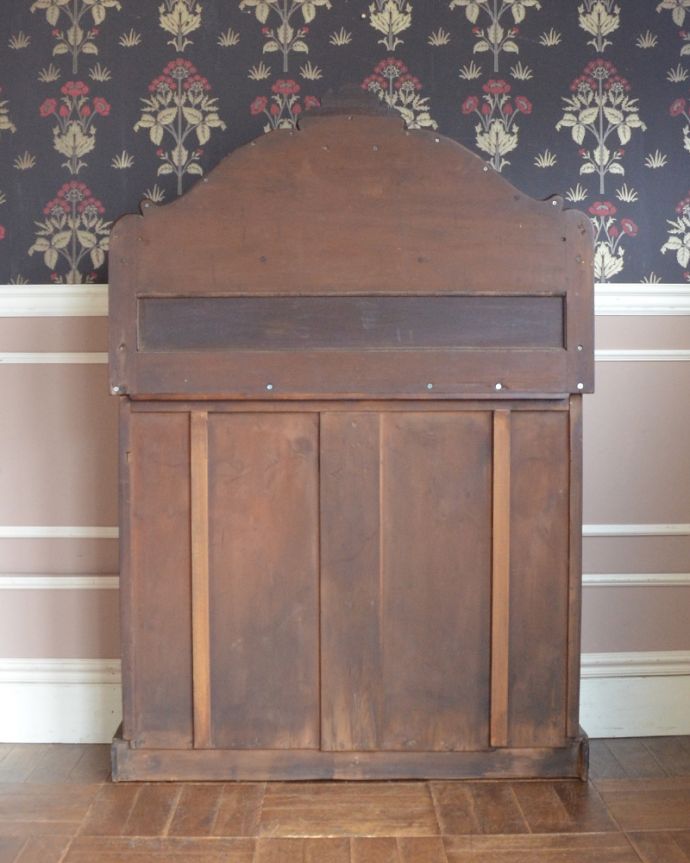 北欧キャビネット　アンティーク家具　気品あるアンティーク英国家具、棚が付いたサイドボード（シーフォニア）。アンティークは新品ではないので、もちろん経年変化によるキズはありますが、専門の職人が目立たないようキレイにお直しをしているので、後姿までキレイです。(k-1499-f)