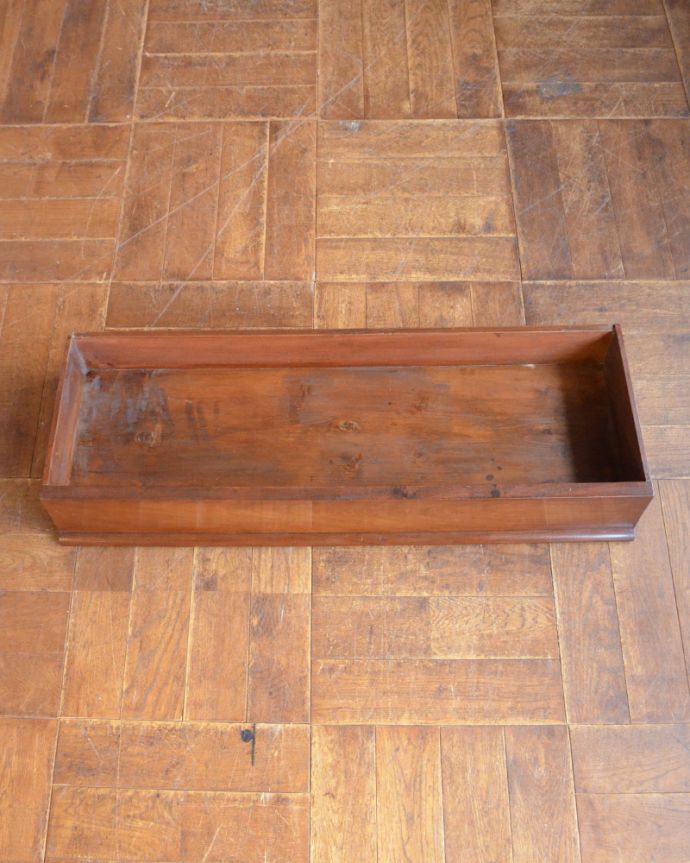 北欧キャビネット　アンティーク家具　気品あるアンティーク英国家具、棚が付いたサイドボード（シーフォニア）。長い引き出しが１杯あります。(k-1499-f)