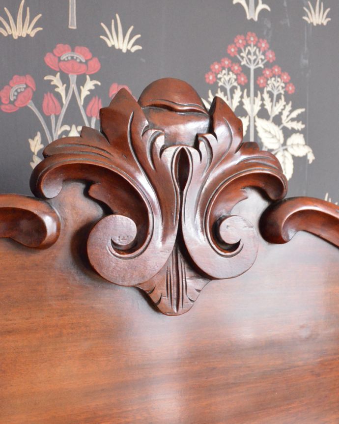 北欧キャビネット　アンティーク家具　気品あるアンティーク英国家具、棚が付いたサイドボード（シーフォニア）。トップには立体的な飾り。(k-1499-f)