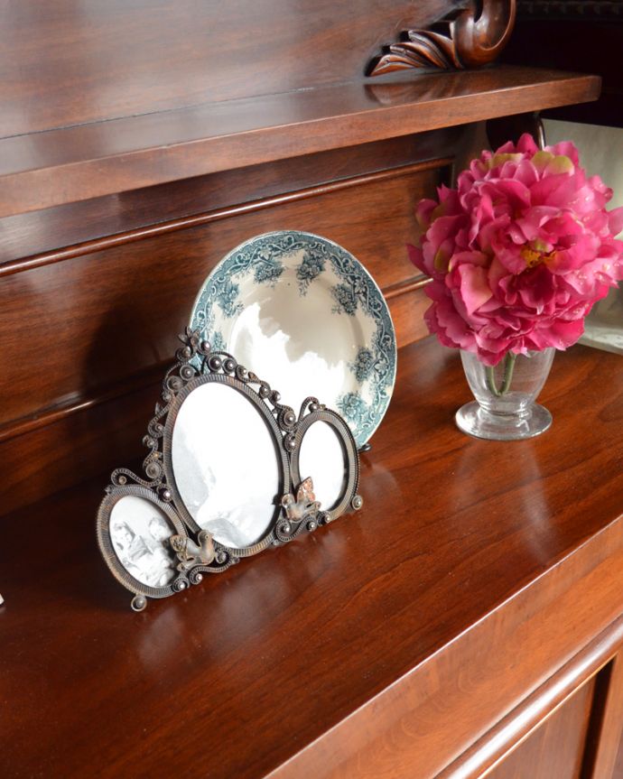 北欧キャビネット　アンティーク家具　気品あるアンティーク英国家具、棚が付いたサイドボード（シーフォニア）。マホガニー材の木目が美しいカウンター。(k-1499-f)