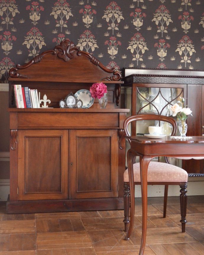 北欧キャビネット　アンティーク家具　気品あるアンティーク英国家具、棚が付いたサイドボード（シーフォニア）。どこに置いても、存在感を放つ美しすぎるデザインに目が惹かれます。(k-1499-f)
