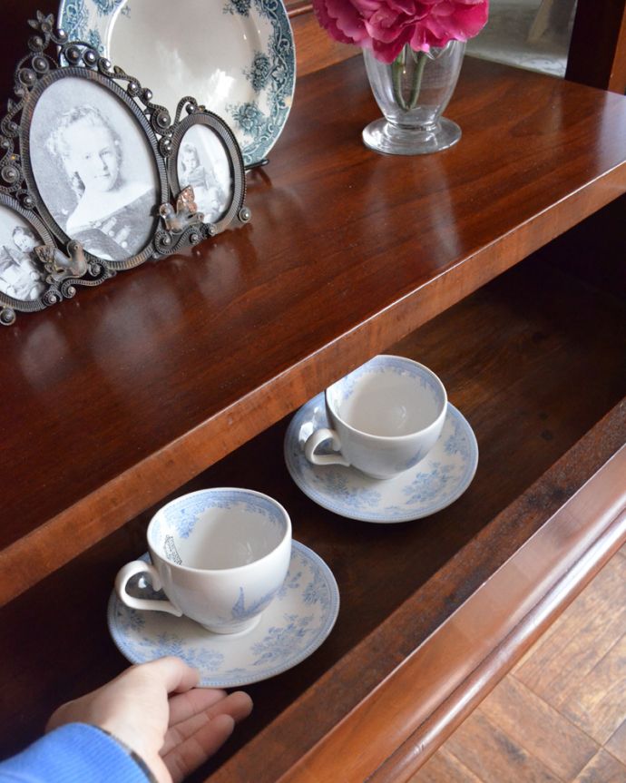 北欧キャビネット　アンティーク家具　気品あるアンティーク英国家具、棚が付いたサイドボード（シーフォニア）。引き出しの中にはおもてなしのテーブルウェアを収納しても良いですね。(k-1499-f)