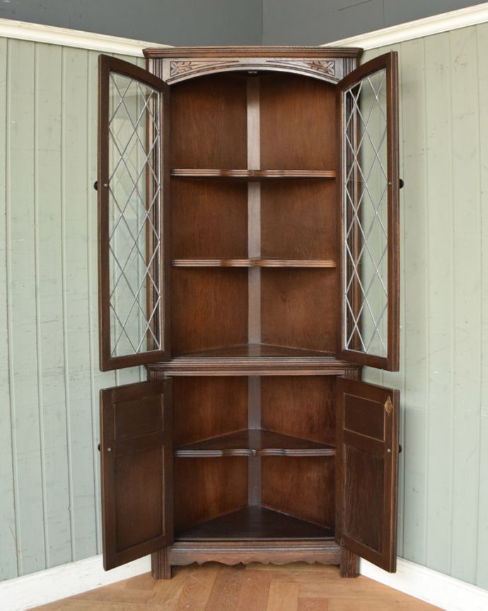 アンティークのキャビネット アンティーク家具 お部屋の角を彩るアンティーク家具、ガラス扉のコーナーキャビネット。棚の棚板も三角形。(k-1500-f)