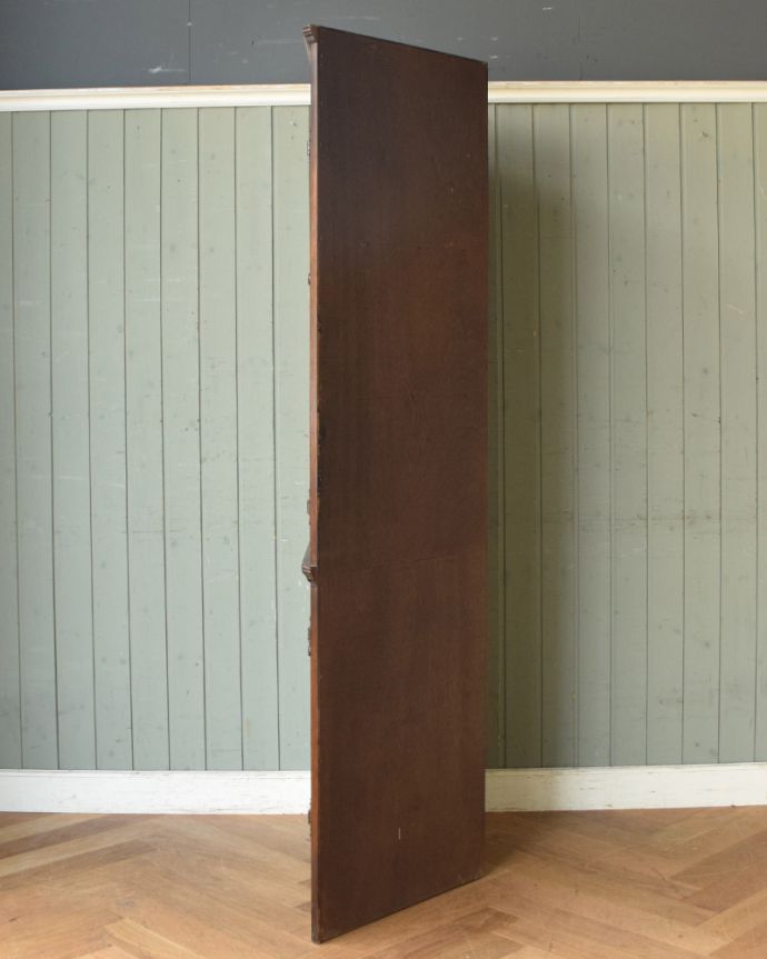 アンティークのキャビネット アンティーク家具 お部屋の角を彩るアンティーク家具、ガラス扉のコーナーキャビネット。丈夫に作られているので、長くお使いいただけます。(k-1500-f)