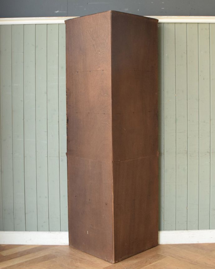 アンティークのキャビネット アンティーク家具 お部屋の角を彩るアンティーク家具、ガラス扉のコーナーキャビネット。きちんとメンテナンスしてあるので、裏側もキレイです。(k-1500-f)