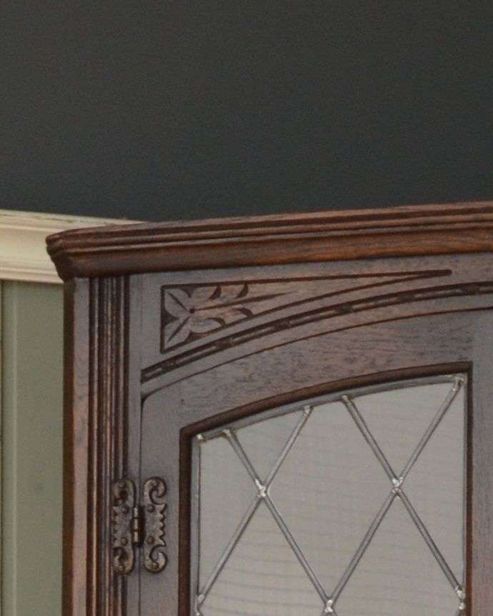 アンティークのキャビネット アンティーク家具 お部屋の角を彩るアンティーク家具、ガラス扉のコーナーキャビネット。細やかで繊細な装飾。(k-1500-f)