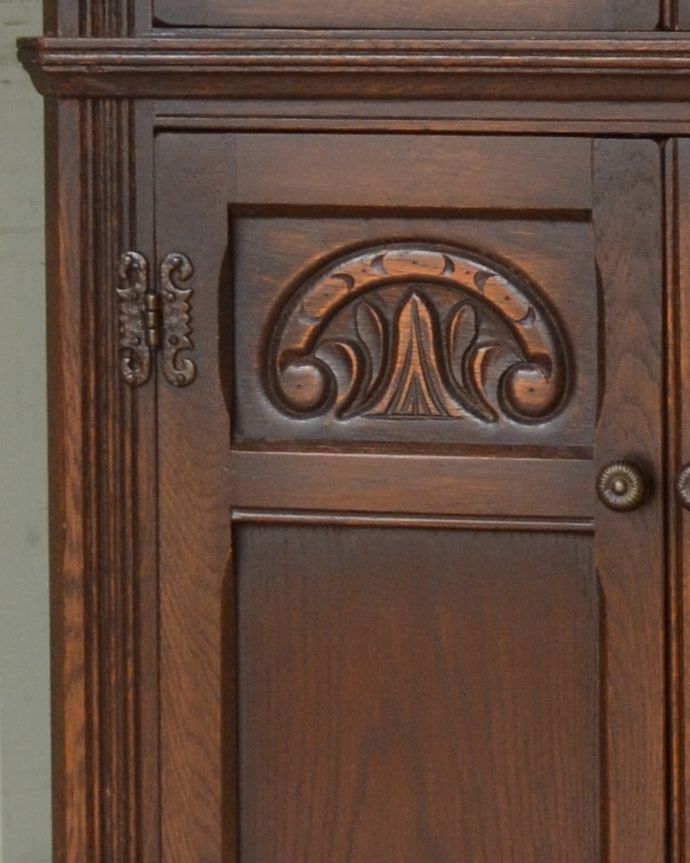 アンティークのキャビネット アンティーク家具 お部屋の角を彩るアンティーク家具、ガラス扉のコーナーキャビネット。板戸は、彫がキレイに入っています。(k-1500-f)